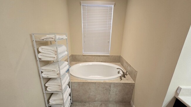 Building Photo - Beautiful 4 Bed / 3.5 Bath Home ~ Available April 1st!