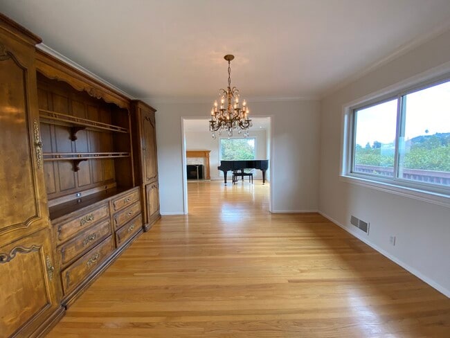 Building Photo - 845 Viewridge Dr