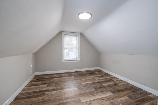 Building Photo - 2 Bedroom 1 Bath South Wedge, 1st floor la...