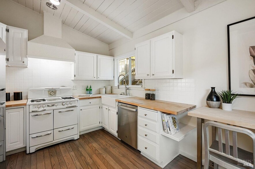 Kitchen - 19 Savannah Ave