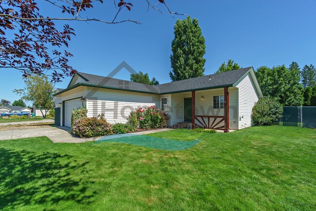 Building Photo - 3 Bedroom 2 Bathroom Home with Attached 2 Car Garage Available in Coeur d'Alene!