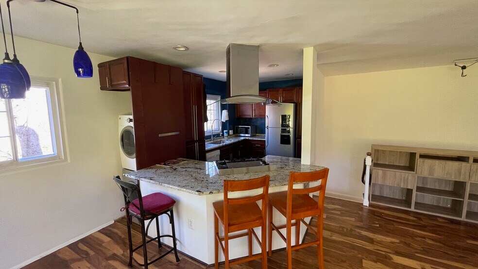 Building Photo - 3338 Valley Dr