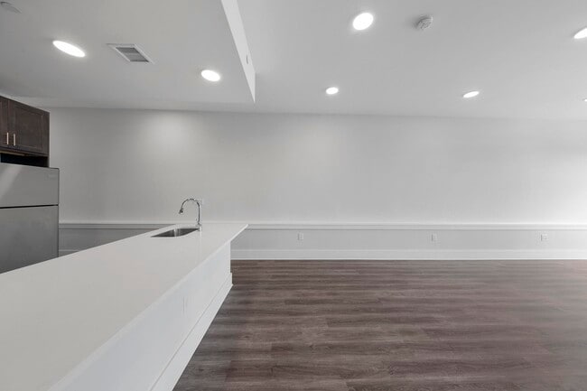 Building Photo - 660 Grand St