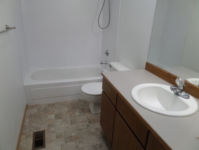 Building Photo - Great 3-Bedroom Duplex in North Tacoma - T...