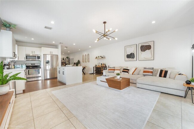 Building Photo - 3421 SW 13th Terrace