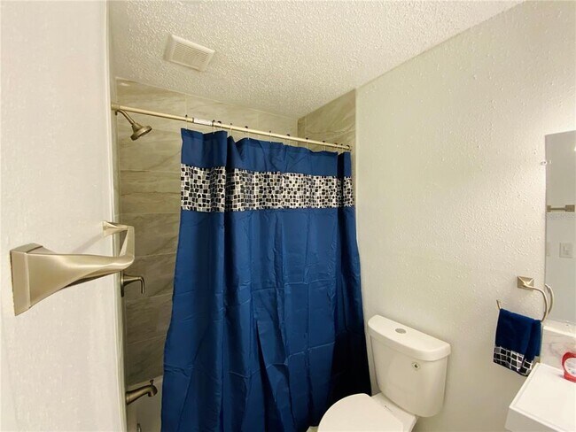 Building Photo - 305 Wellington Ct