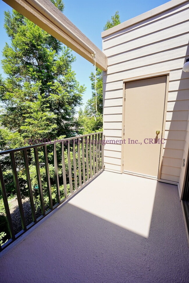 Building Photo - Top Floor, Corner Unit Condo with View and...