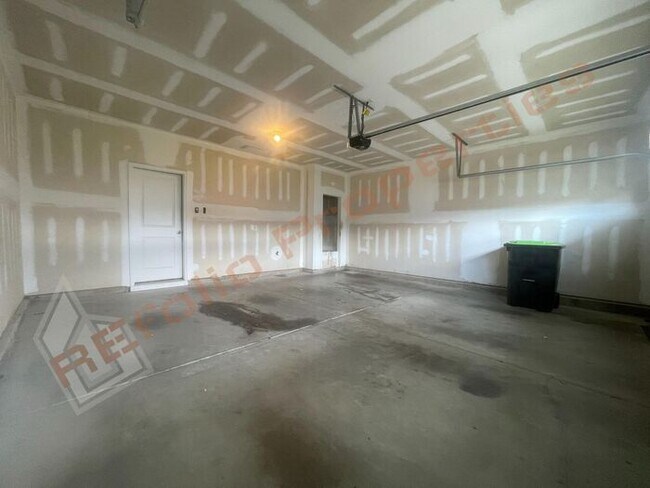 Building Photo - Luxury 3 Story 4 BD/3.5 Bath Townhome @ Sm...