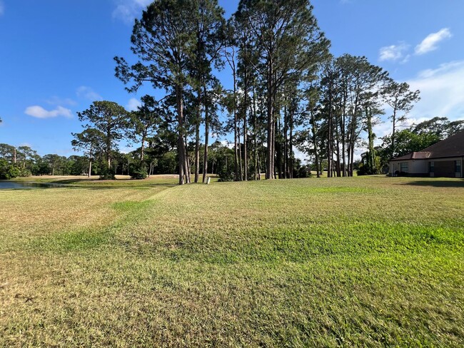 Building Photo - Beautiful 3 bed 2.5 bath townhome