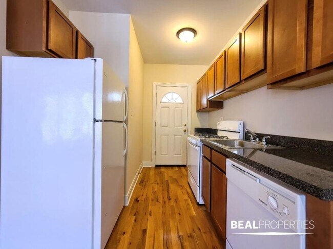 Building Photo - 1 bedroom in CHICAGO IL 60657