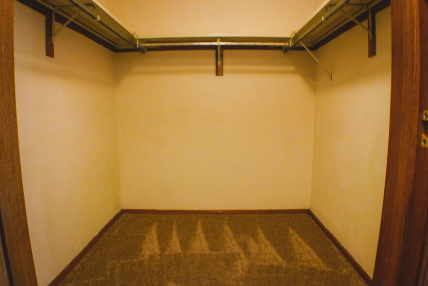 Building Photo - 3858 S Chalet Cir