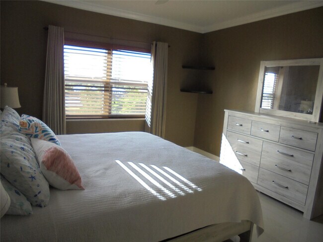 Building Photo - 400 N Riverside Dr