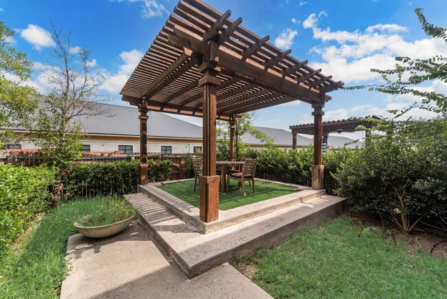 Building Photo - Luxury 3 Bedroom Townhome