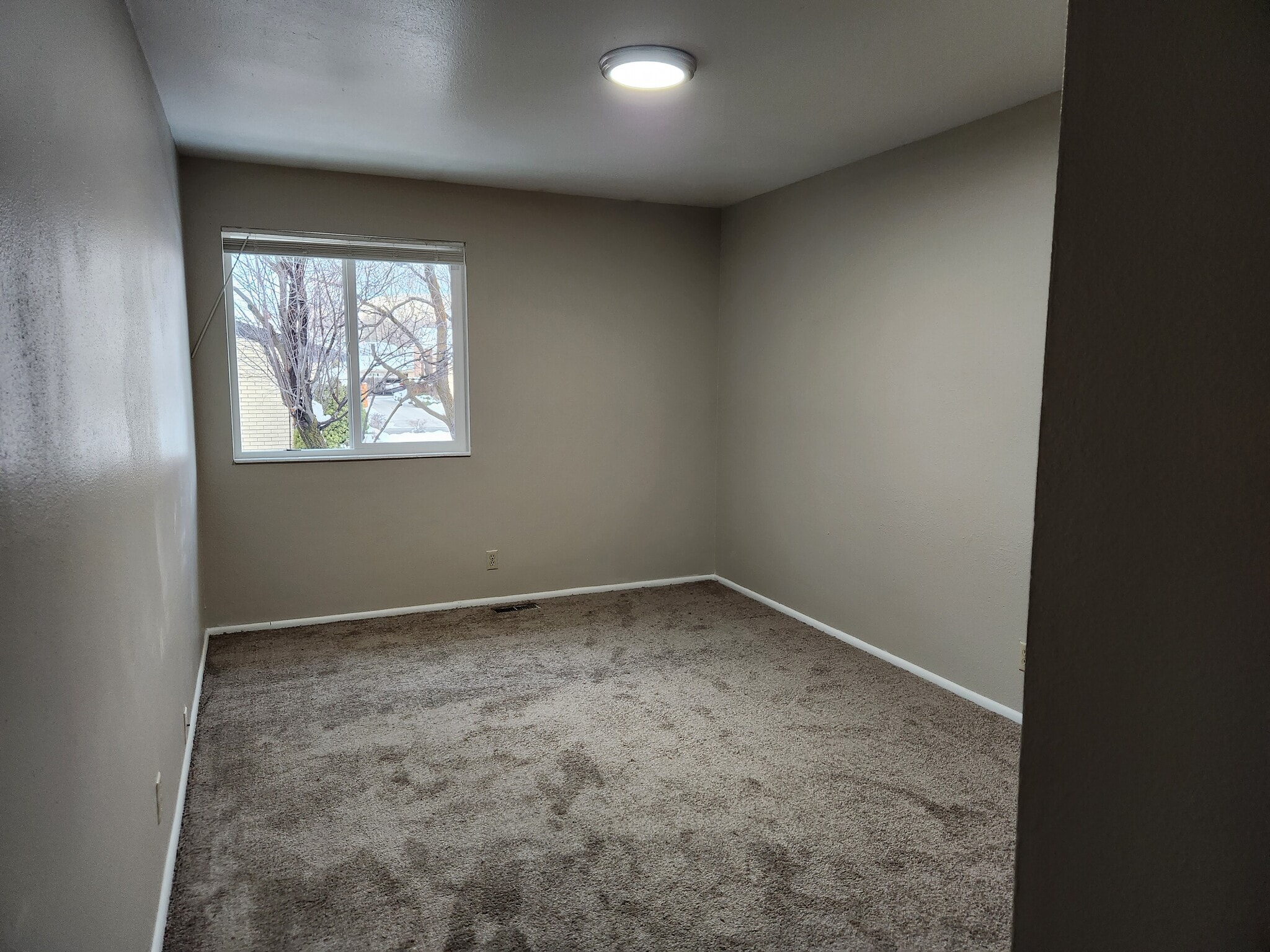 Building Photo - 2112 E Donegal Cir