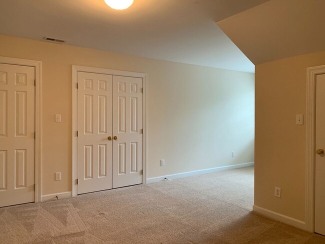 Building Photo - Large 3 Bed | 2.5 Bath Townhouse With Firs...