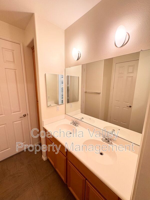 Building Photo - 138 Shoreline Dr