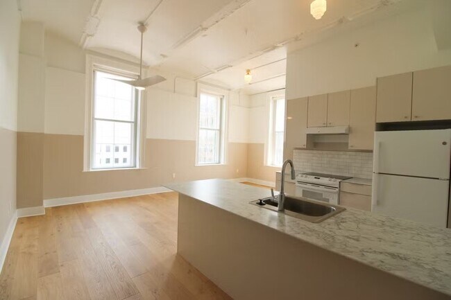 Building Photo - 30 W Broad St