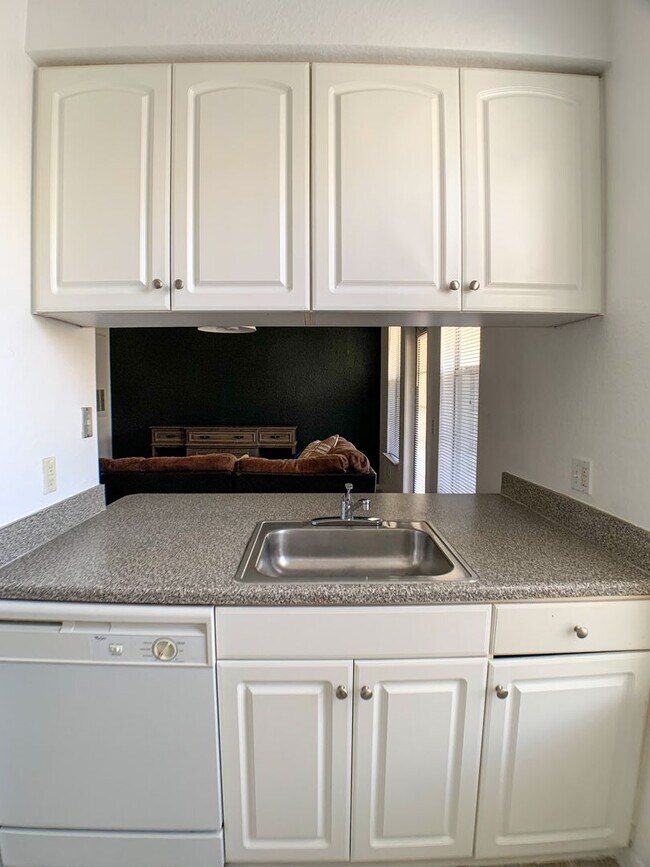 Building Photo - Gorgeous Studio in the heart of Downtown!
