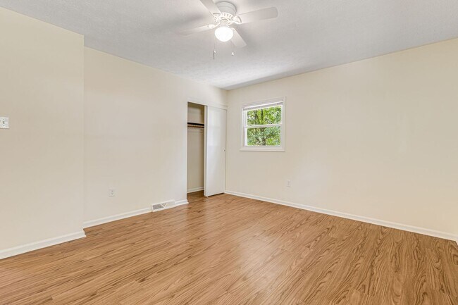 Building Photo - Lovely, Remodeled 3-Bedroom Home in West Asheville with Fenced-In Yard (6 or 12 Month Lease Options)