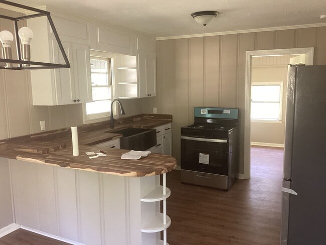 Building Photo - Newly Remodeled 3-bedroom 1 bath in North Gadsden