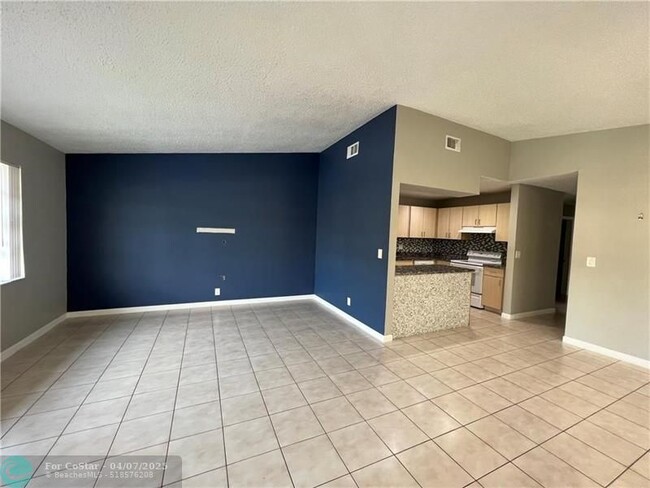 Building Photo - 353 SW 35th Ave