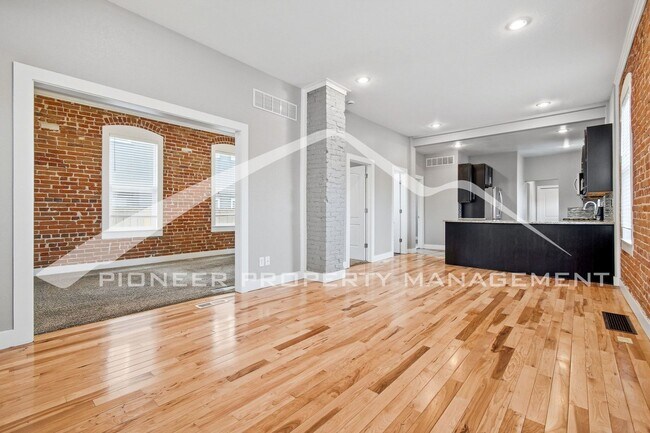 Building Photo - Charming Home with Washer/Dryer and Fenced Yard