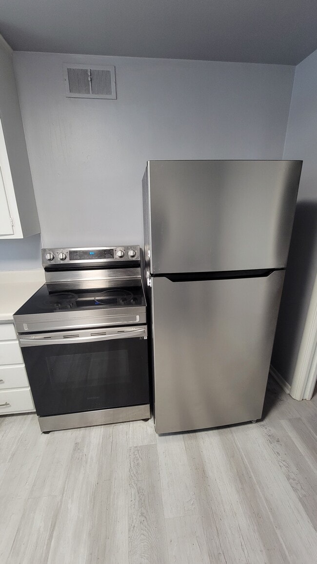 Oven and Fridge - 2518 S Duluth Ave
