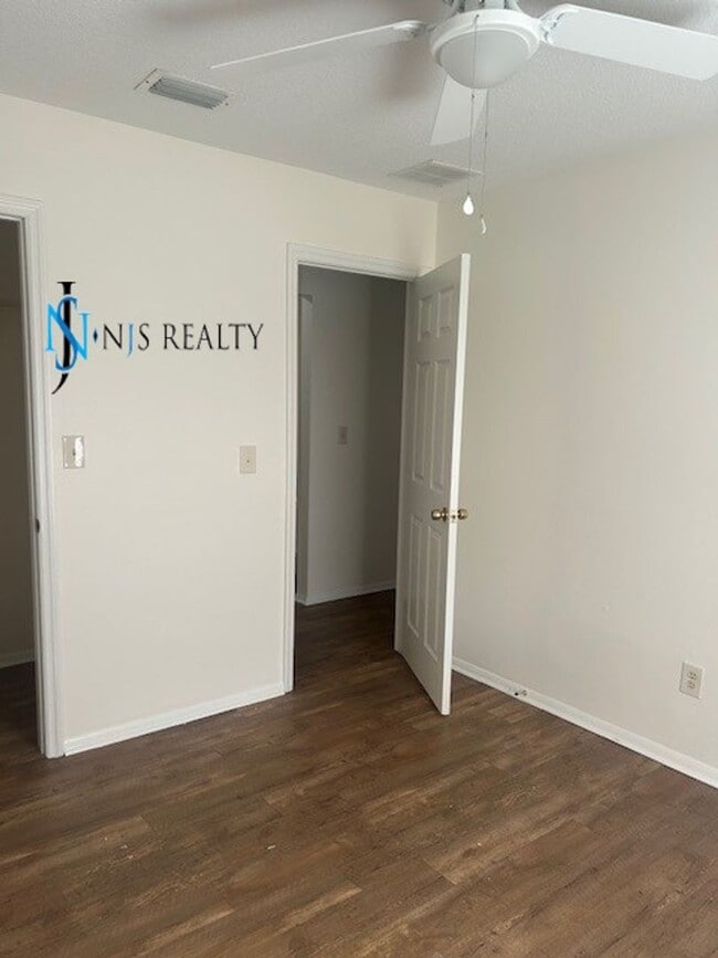 Building Photo - GORGEOUS 3/2 1200 sq ft home with FRESH PA...