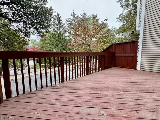 Building Photo - 32 Pine Hollow Ct