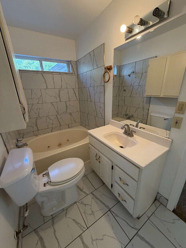Building Photo - 2111 Pearson Dr