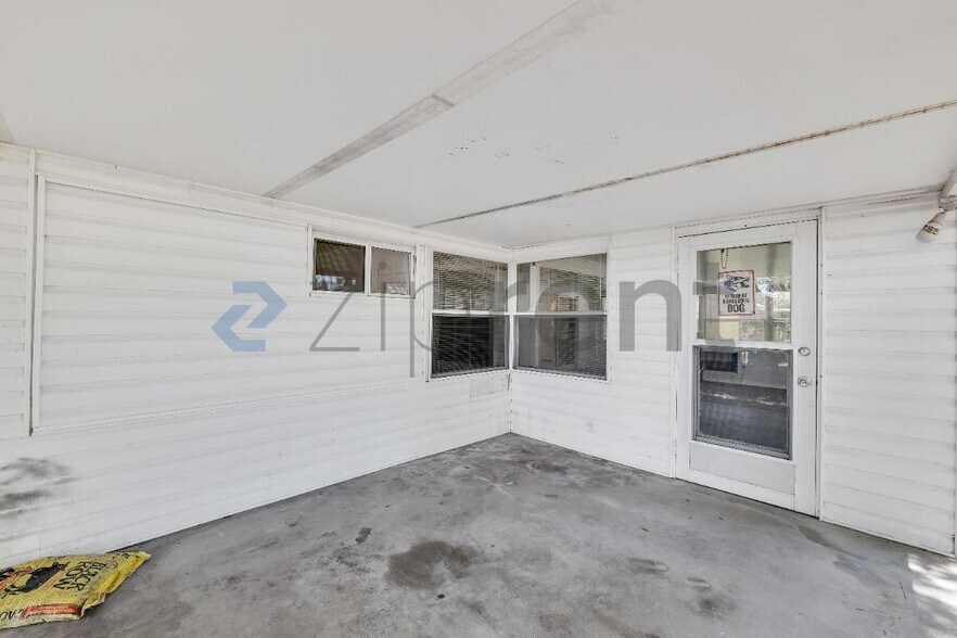 Building Photo - Unit