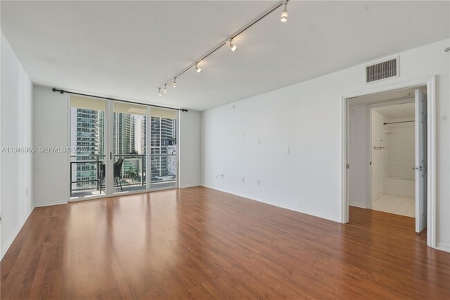 Building Photo - 1155 Brickell Bay Dr