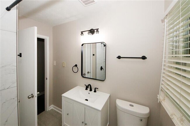 Building Photo - 840 Howard Ct SW