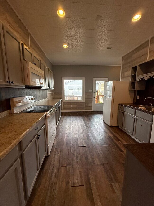 Building Photo - 529 S Dakota St