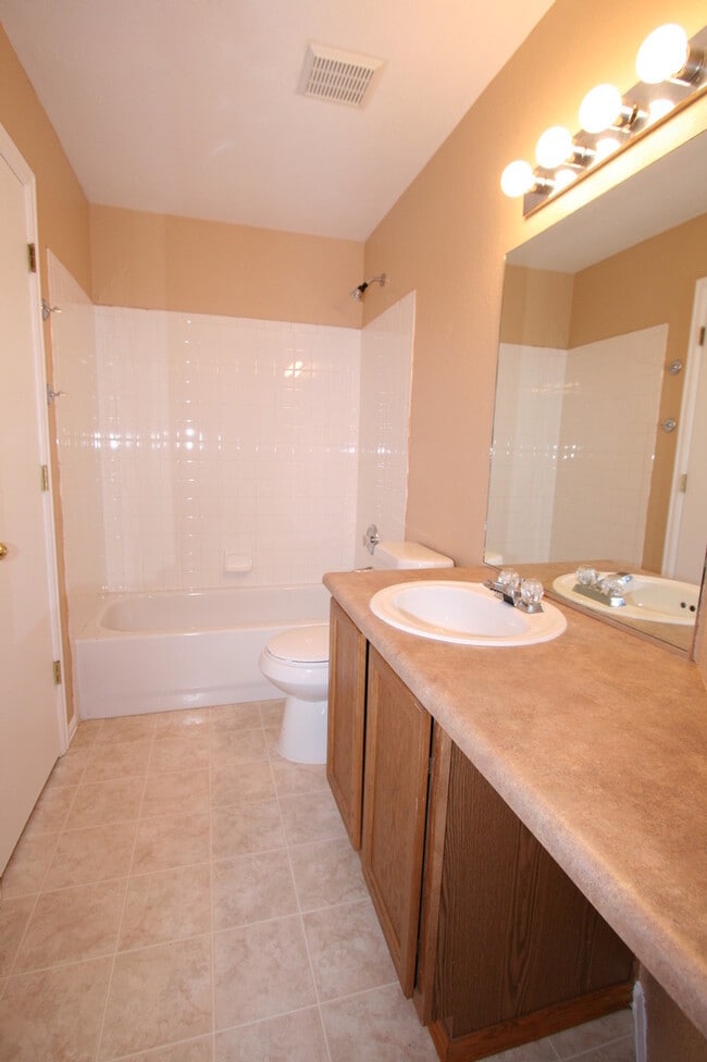 Building Photo - Lovely 3 bedroom home located in quiet nei...
