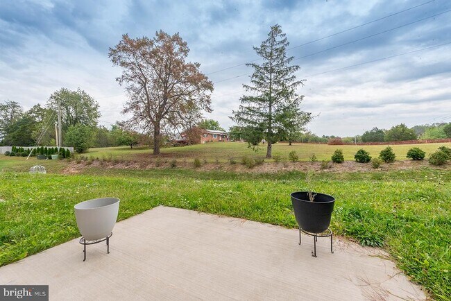 Building Photo - 102 Coralyrose Ct