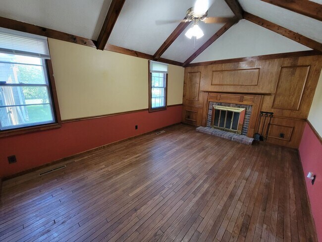 Building Photo - Large 4 bed, 1.5 bath, Over 2,000 square feet.