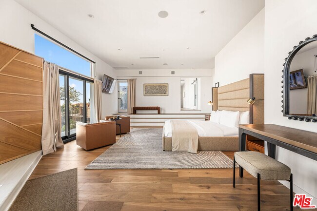 Building Photo - 8425 Hillside Ave