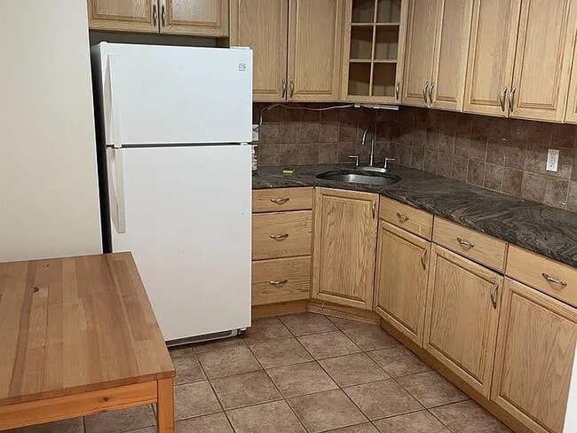 Building Photo - 219 College Dr