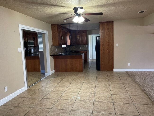 Building Photo - Beautiful 3 Bedroom Home, Zia School District!