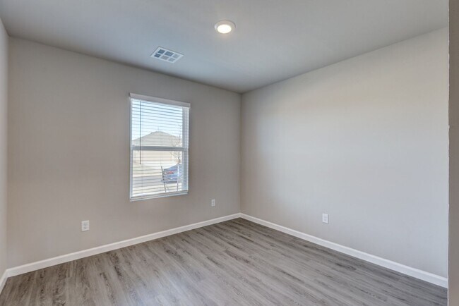 Building Photo - Newer Home For Rent  in Mustang Schools! 3...