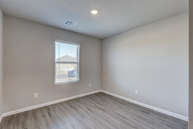 Building Photo - Newer Home for Rent in Mustang Schools! Up...