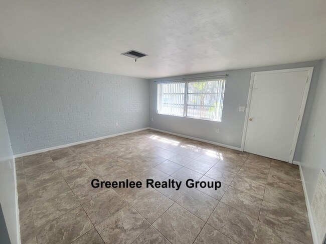 Building Photo - Spacious 2 Bed/ 1 Bath Triplex Apt. Trash and Lawn Included!