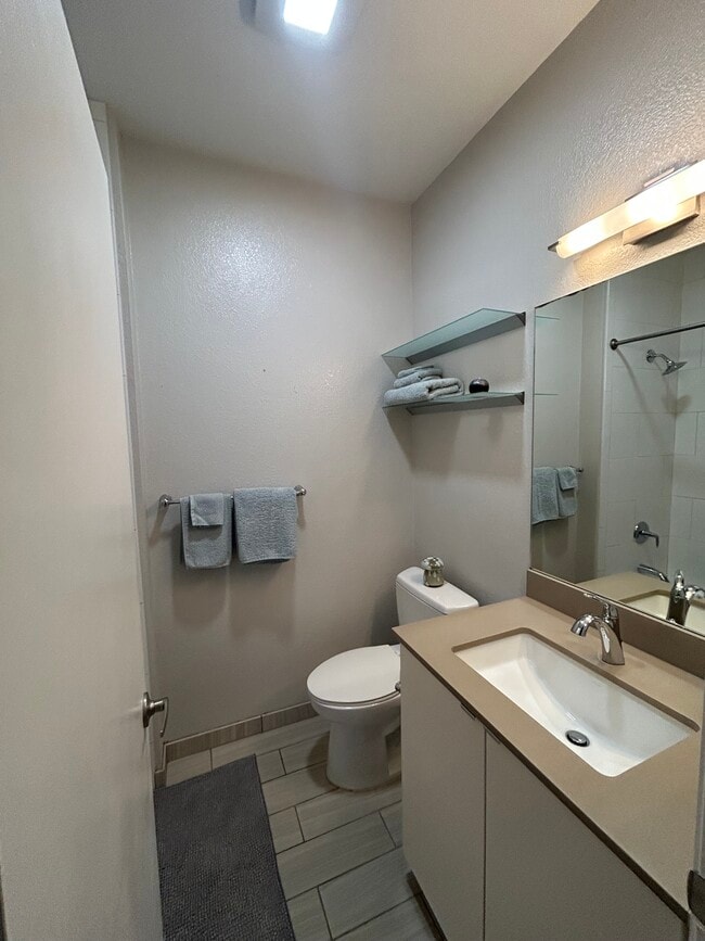 Building Photo - 57 Lakeshore Ct