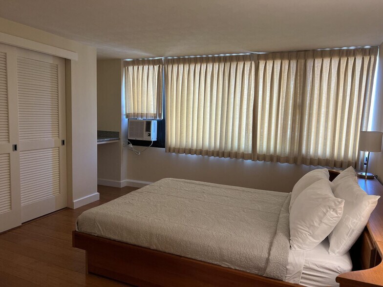 Building Photo - 343 Hobron Ln