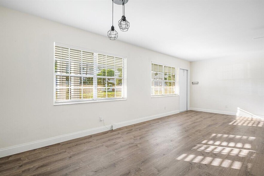 Building Photo - 2455 NE 51st St