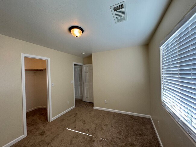 Building Photo - Four bedroom home in the Southwest!