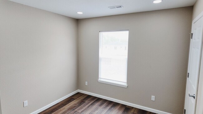 Building Photo - 205 Victory Ln
