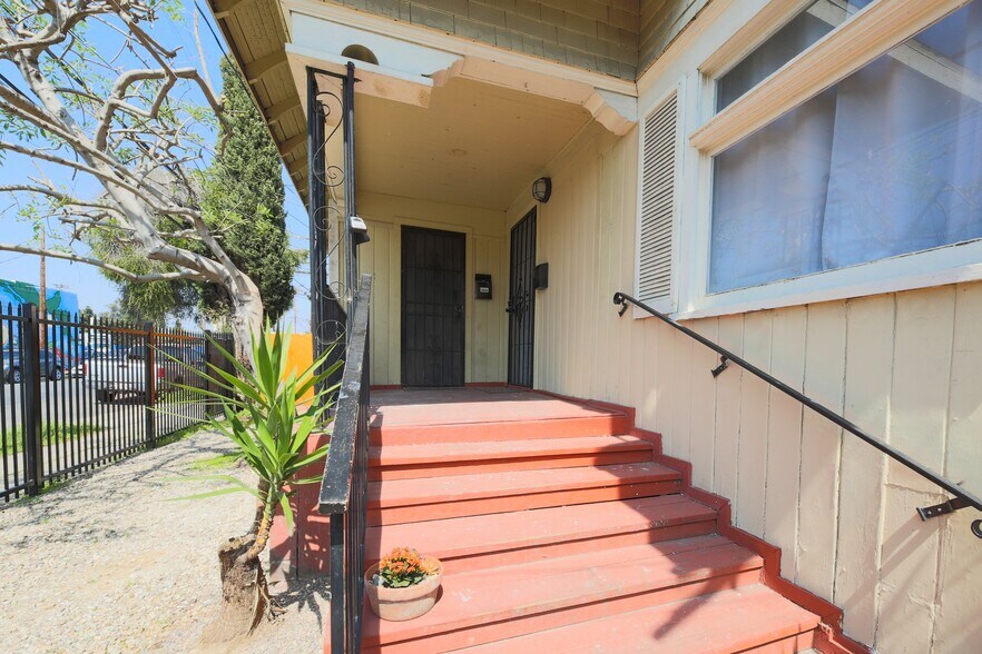Building Photo - 2626 S Budlong Ave