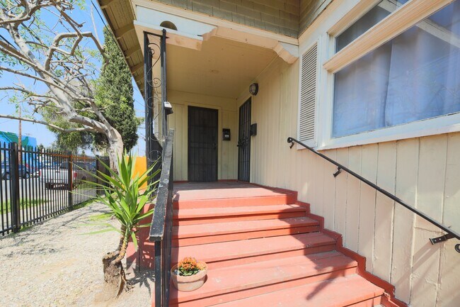 Building Photo - 2624 S Budlong Ave